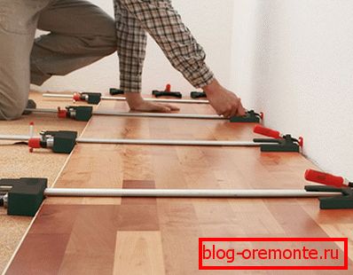 Colocación de laminado sobre pegamento