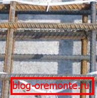 Colocación de bisagras en la jaula de refuerzo de metal. La foto Colocación de bisagras en la jaula de refuerzo de metal. La foto
