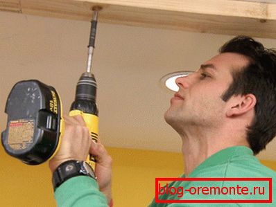 Instalación de madera en el techo. Instalación de madera en el techo.