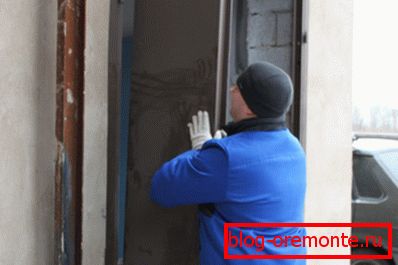 Instalación de la puerta en el marco soldado. Instalación de la puerta en el marco soldado.
