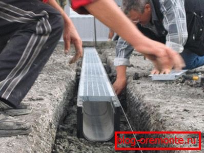 Instalación de la bandeja sobre una plataforma de hormigón. Instalación de la bandeja sobre una plataforma de hormigón.