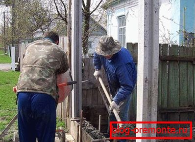 Instalación de pilares con ranuras para losas de hormigón. Instalación de pilares con ranuras para losas de hormigón.