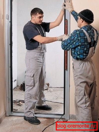 Instalación de puertas de entrada de acero.