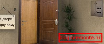Dos puertas en una cuadra. aislamiento de puertas de madera