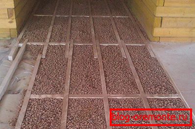 En el marco del piso de la casa aislado con arcilla expandida.