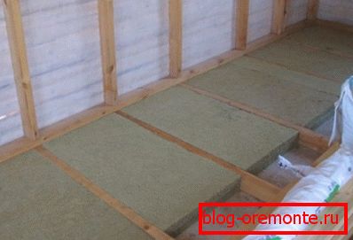 El calentamiento de los pisos en una casa de troncos se realiza de manera similar. El calentamiento de los pisos en una casa de troncos se realiza de manera similar.