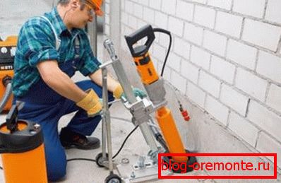 En algunos casos, la perforación con diamante de los orificios en el concreto se utiliza para eliminar las piezas dañadas. En algunos casos, la perforación con diamante de los orificios en el concreto se utiliza para eliminar las piezas dañadas.