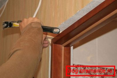 Conduce una cuña entre la caja y la pared. Conduce una cuña entre la caja y la pared.