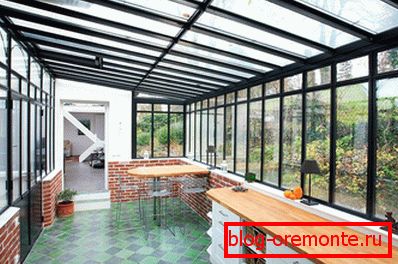 Veranda de estructuras translúcidas.