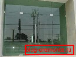 Ejemplo de puerta batiente de vidrio