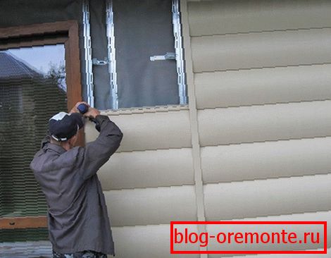 Revestimiento de vinilo debajo de la casa de bloques
