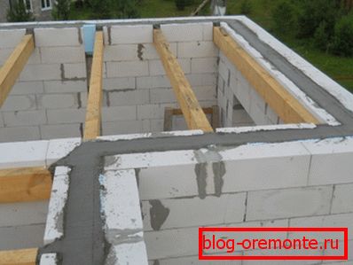 Aparición de armopoyas con vigas de techo instaladas. Aparición de armopoyas con vigas de techo instaladas.