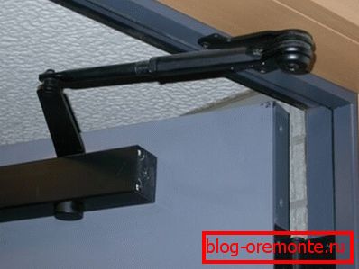 Instalación interna del cerrador. Instalación interna del cerrador.