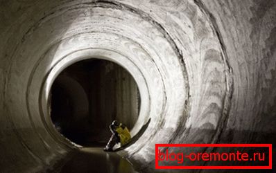 Dentro de una alcantarilla reforzada. Dentro de una alcantarilla reforzada.
