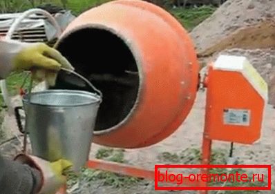 El agua se añade con cuidado, en pequeñas porciones. El agua se añade con cuidado, en pequeñas porciones.