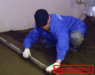 Aquí el piso de concreto en un baño está equipado con las manos. Aquí el piso de concreto en un baño está equipado con las manos.