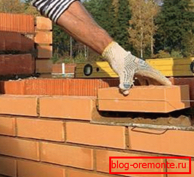 Erección de un muro de ladrillos. Erección de un muro de ladrillos.