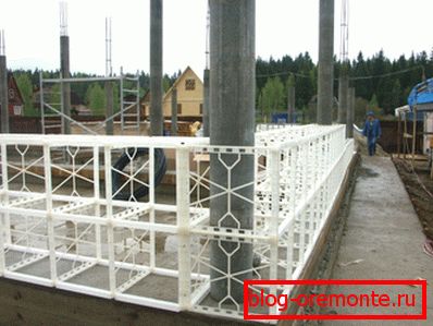 Construcción de un marco ligero utilizando estructuras de plástico. Construcción de un marco ligero utilizando estructuras de plástico.