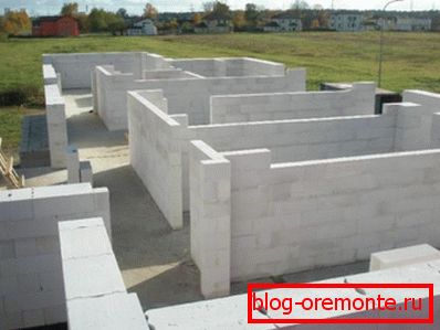 La construcción de muros de hormigón celular. La construcción de muros de hormigón celular.