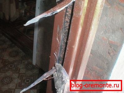 Molinillo de sierras paralelas. bloquear en una puerta de metal