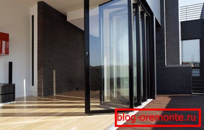 Salida a la terraza a través de una puerta plegable de PVC. Salida a la terraza a través de una puerta plegable de PVC.