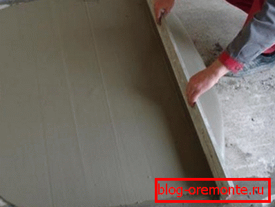 Nivelando la capa de concreto con la regla. Nivelando la capa de concreto con la regla.