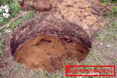 Foso para montar el primer producto de hormigón. Foso para montar el primer producto de hormigón.