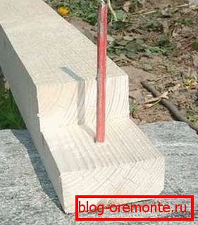 Una barra de refuerzo de hormigón justo encima del encofrado para usarlo para una fijación más confiable de las barras Una barra de refuerzo de hormigón justo encima del encofrado para usarlo para una fijación más confiable de las barras