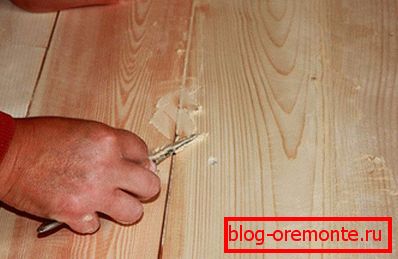 Sellar grietas en el suelo de madera.
