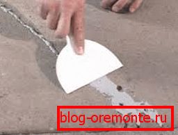 Selle las grietas en la regla vieja o losa de piso Selle las grietas en la regla vieja o losa de piso