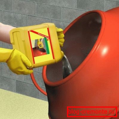 Carga en una hormigonera.