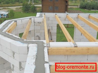 La colocación de una estructura entre plantas es una de las etapas más difíciles de la construcción. La colocación de una estructura entre plantas es una de las etapas más difíciles de la construcción.