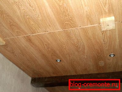 Cerrar las juntas con vigas decorativas. Cerrar las juntas con vigas decorativas.