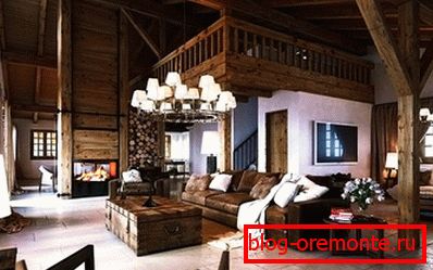Salón con araña estilo chalet.