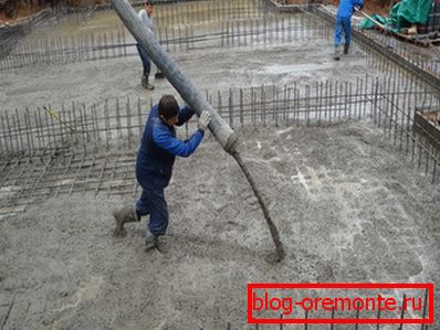 Verter el hormigón en construcción monolítica.