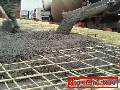 Verter el refuerzo de mezcla de hormigón con cables adjuntos Verter el refuerzo de mezcla de hormigón con cables adjuntos