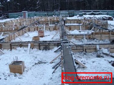 Llenando los cimientos en invierno Llenando los cimientos en invierno