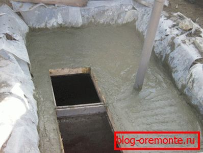 Relleno de techo monolítico con trampillas de inspección y tubo de ventilación. Relleno de techo monolítico con trampillas de inspección y tubo de ventilación.