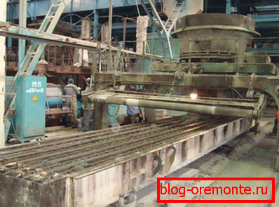 Producción en fábrica de soportes de hormigón armado. Producción en fábrica de soportes de hormigón armado.