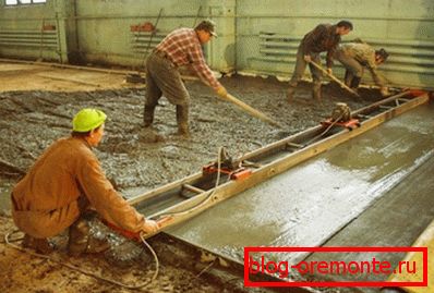 Aquí vemos el uso de la vibración de la superficie al colocar la regla del piso. Aquí vemos el uso de la vibración de la superficie al colocar la regla del piso.