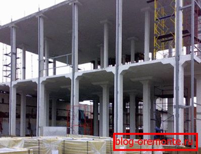Las columnas de hormigón armado monolítico son muy duraderas. Las columnas de hormigón armado monolítico son muy duraderas.