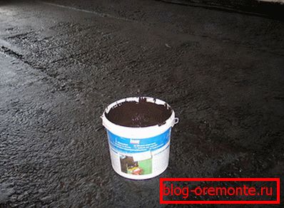 Trabajamos con masilla a base de betún.