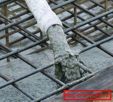 El hormigón líquido es suministrado por una bomba especial. El hormigón líquido es suministrado por una bomba especial.