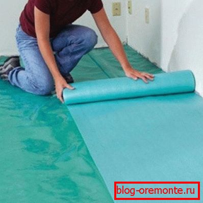 Sustrato de aislamiento acústico en el suelo de hormigón debajo del laminado.